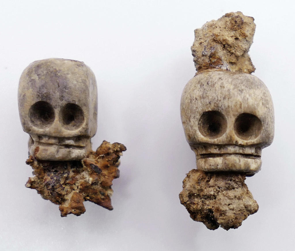 Exemples de perles de chapelet retrouvées dans les inhumations.