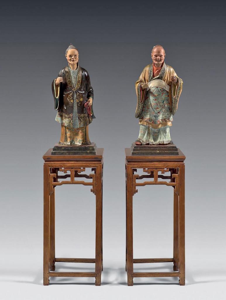 Chine, fin de la période Qianlong (1736-1795). Paire de figures représentant un couple de mandarins en terre cuite peinte, H. 84 cm. Vente Paris Drouot, Thierry de Maigret, 13 décembre 2024. Experts : cabinet Portier & associés. Estimé : 10 000/20 000 €. Adjugé : 39 000 € (frais inclus).