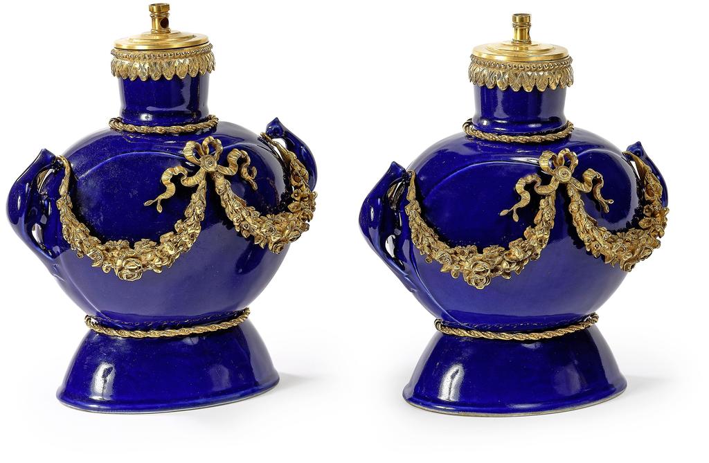 Chine, dynastie Qing, règne de Yongzheng (1723-1735). Paire de gourdes bianhu en porcelaine émaillée « bleu sacrificiel », H. 23,5 cm. Vente Paris Drouot, Christophe Joron-Derem, 17 décembre 2024. Experts : cabinet Portier & associés. Estimé : 100 000/150 000 €. Adjugé : 513 500 € (frais inclus).