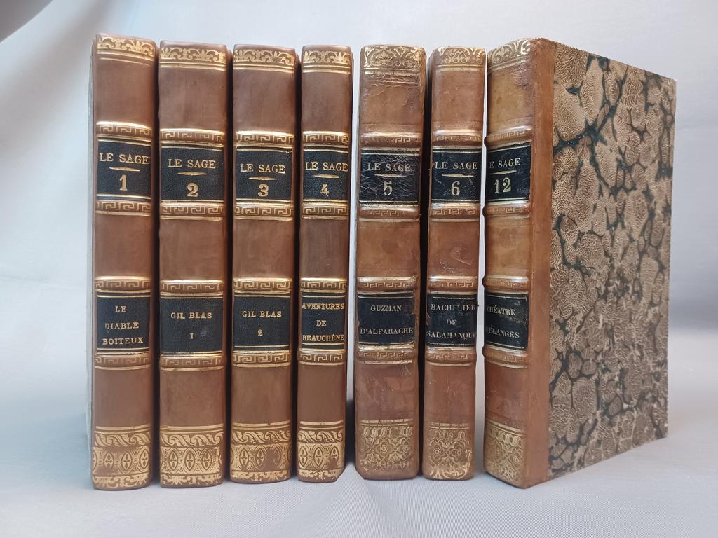 Œuvres de A. René Le Sage, 12 volumes in-8, Ledoux, 1828. Pastiche de reliures d’époque patinées et restauration de reliures anciennes en demi-veau (coins, tranchefiles, coiffes, mors et dorure), papier marbré et dorure. Réalisation Mathilde Caillet et Franck Michel. 