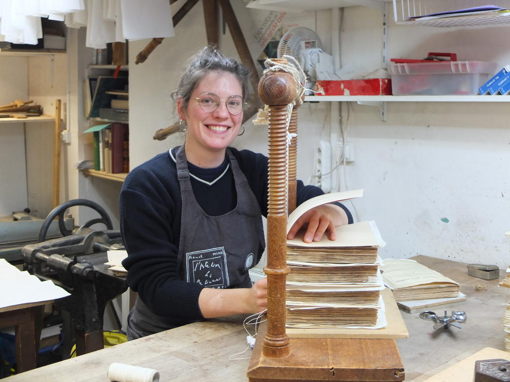 Mathilde Caillet au cousoir. 