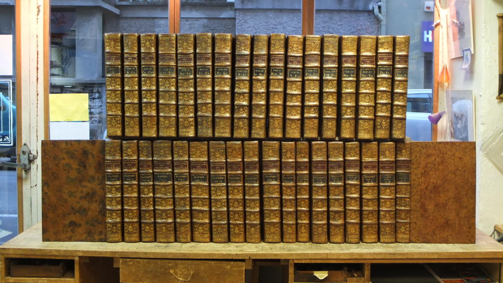 L’Encyclopédie ou Dictionnaire raisonné des sciences, des arts et des métiers, édition de base in-folio, dite « de Paris » en 35 volumes + bon de souscription, éditée de 1751 à 1780 sous la direction de Denis Diderot et, partiellement, de Jean Le Rond d’Alembert et Louis de Jaucourt.