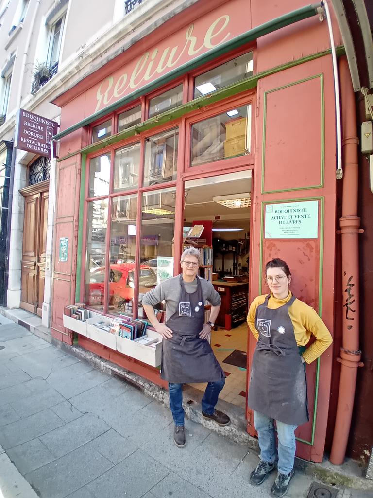 Franck Michel et Mathilde Caillet devant l’Atelier de Reliure, 11 rue Beyle Stendhal à Grenoble.