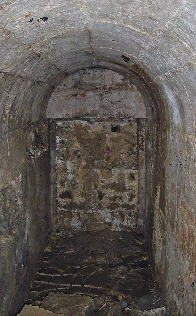 Descente et couloir d’accès au sous-sol de la barbacane. Il a été muré à une date inconnue et, à son extrémité opposée, interrompu par le passage de l’aqueduc de Carville. Fouilles de 2007. 