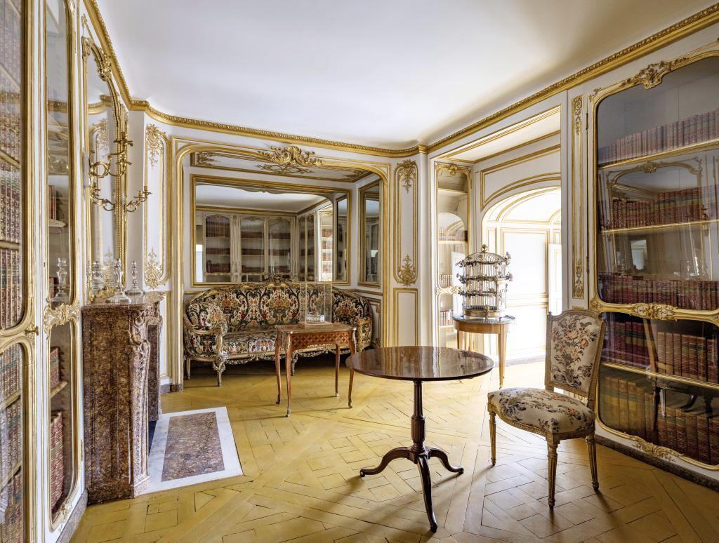 La bibliothèque de l'appartement de Madame Du Barry. Versailles, musée national des châteaux de Versailles et de Trianon.