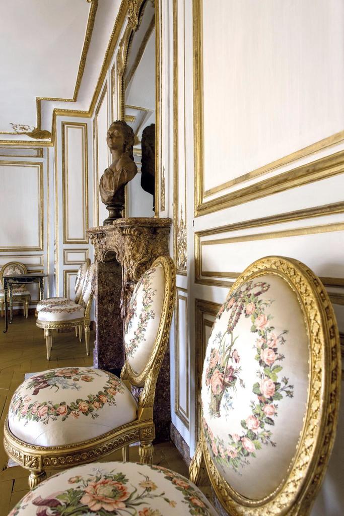 Vue du cabinet d’angle de l’appartement de Madame Du Barry. Versailles, musée national des châteaux de Versailles et de Trianon.