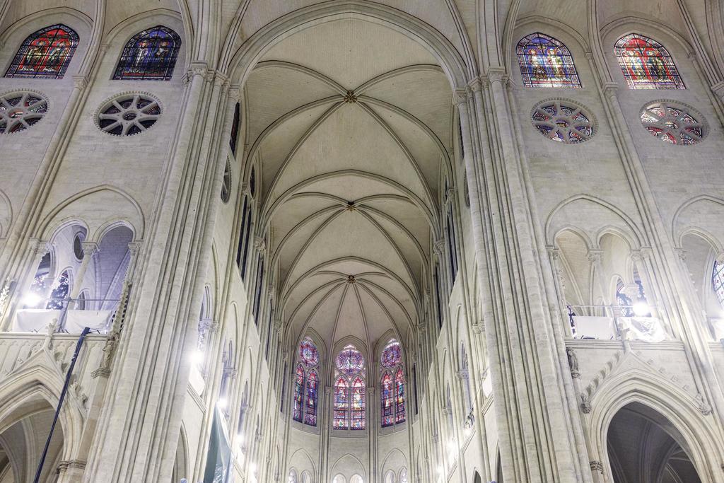 Vue vers le chœur depuis la croisée du transept.