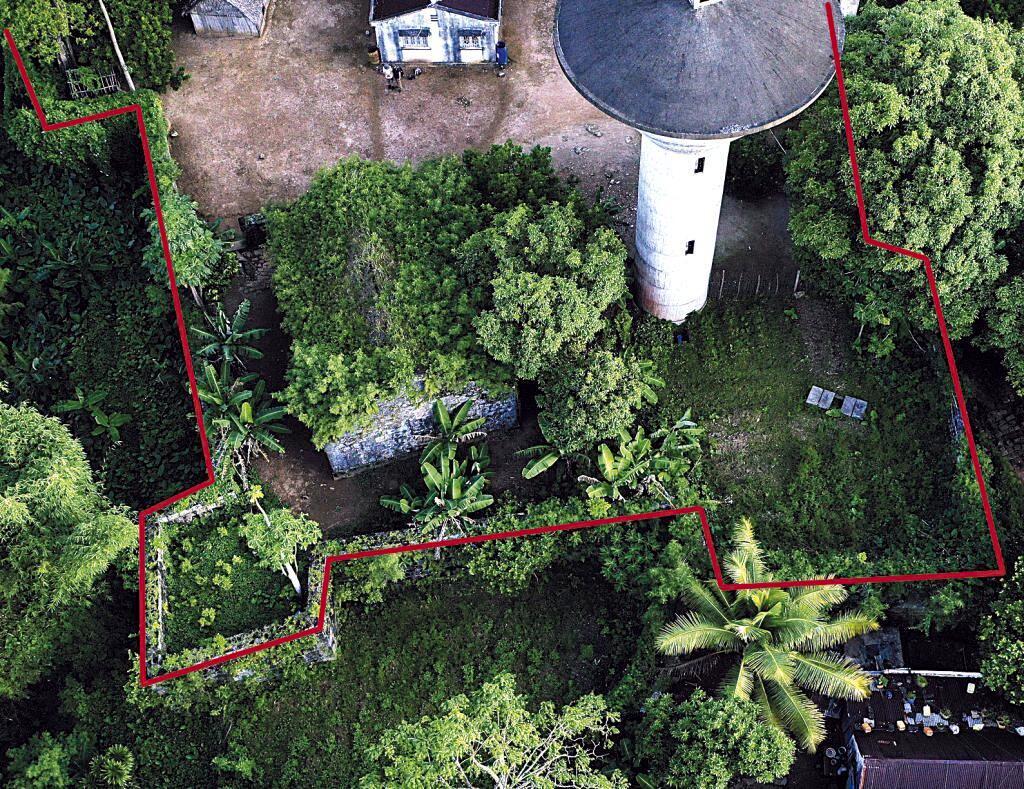 Vue du bastion nord-est du Fort de la Possession de Sainte-Marie. Le dense couvert végétal de l’île rend parfois difficile la prospection pédestre.