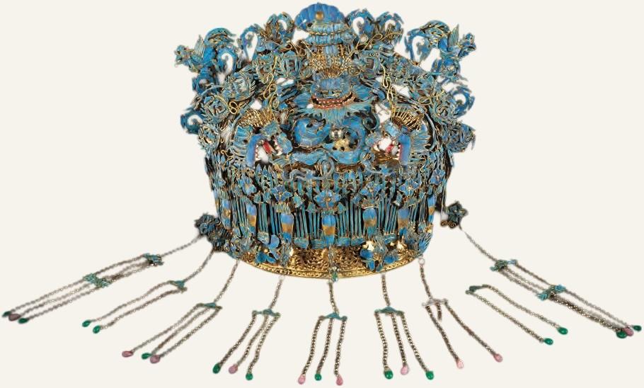 Couronne de phénix, Chine, XVIIIᵉ-XIXᵉ siècle, Dynastie Qing (1644-1911). Métal, plumes de martin-pêcheur, pâte de verre, verre, papier, coton, soie, 37 x 19 x 26 cm. États pontificaux du Vatican, musées du Vatican.