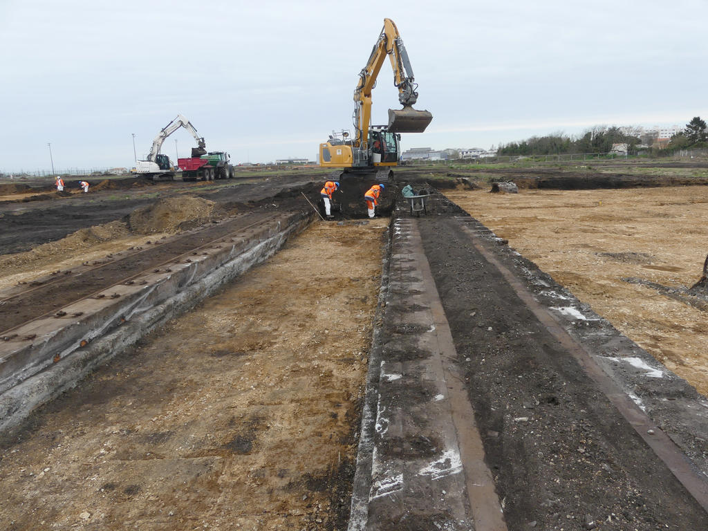 Deux fosses à piquer en cours de décapage.
