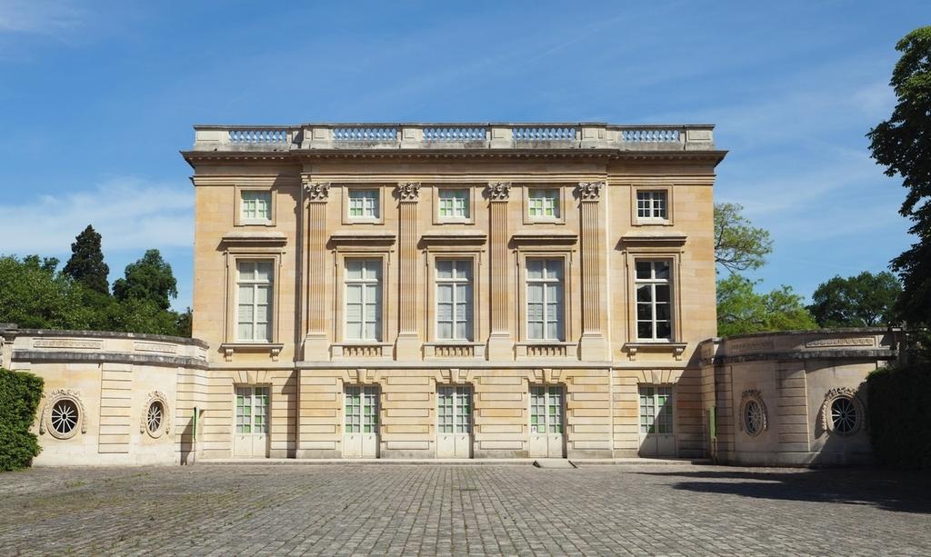 La façade sur la cour du Petit Trianon.