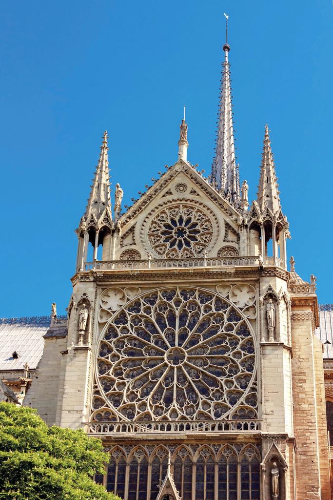 Vue de la façade sud avec sa rose.
