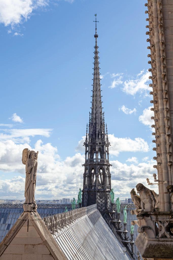 La flèche dessinée par Viollet-le-Duc avant l’incendie de 2019. Les statues de cuivre étaient encore couvertes de vert de gris. 
