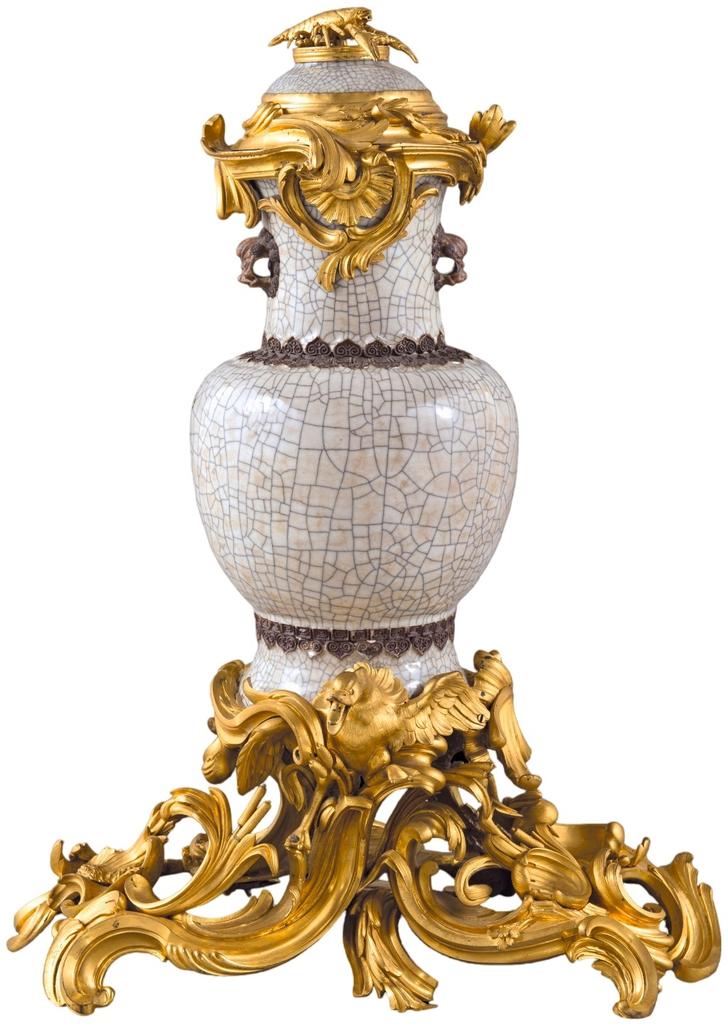 Fontaine à parfum. Porcelaine recouverte d’une glaçure céladon craquelé et céramique brune, Jingdezhen, Chine, dynastie Qing, début de l’époque Qianlong (1736-1795) ; monture en bronze doré, Paris, vers 1743, H. 58 ; D. du vase 34 cm. Versailles, musée national des châteaux de Versailles et de Trianon