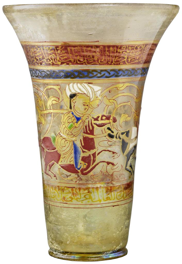 Syrie, deuxième moitié du XIIIe siècle, Gobelet dit aux joueurs de polo ou aux cavaliers. Verre soufflé, décor émaillé et doré, H. 15,5 cm. Paris, musée du Louvre. 