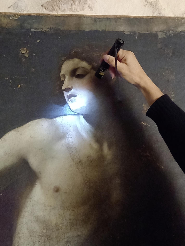 La lampe de Wood révèle les traits de contour des personnages du tableau Atalante et Hippomène, en cours de restauration au musée de Libourne.