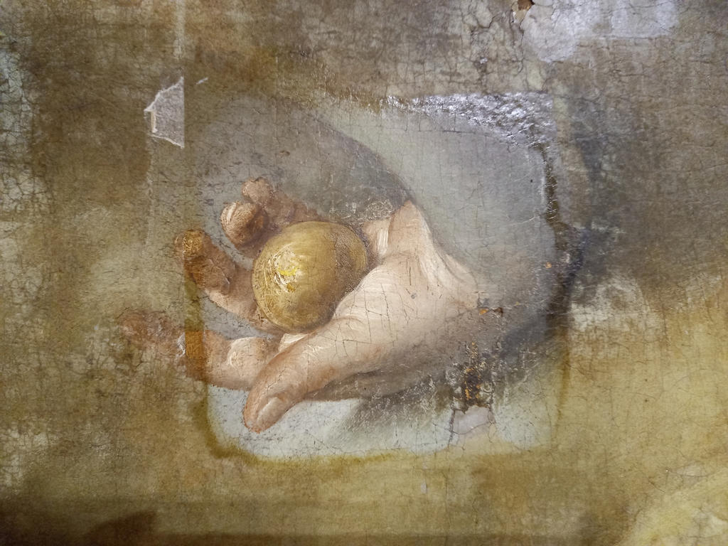 Lorsqu’elle a été repérée dans les réserves, l’œuvre était entièrement recouverte de papier Japon. La restauratrice a pratiqué une première fenêtre dans ce papier au niveau de la main d’Atalante et a ôté le vernis oxydé.