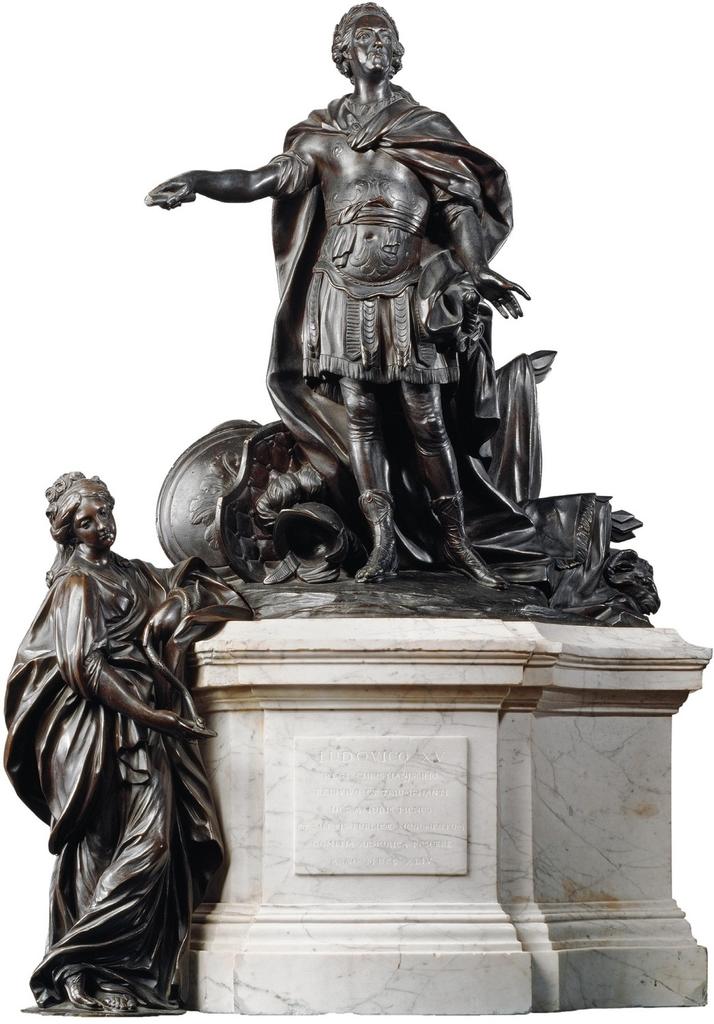 Jean-Baptiste Lemoyne, Louis XV et Hygie, 1777. Deux statuettes en bronze à patine noire sur un socle de marbre gris, orné à l’origine de deux médaillons ovales en bronze (l’un disparu) et d’une troisième statuette, La Bretagne (disparue), 84 x 60 x 37,5 cm. Paris, musée du Louvre.
