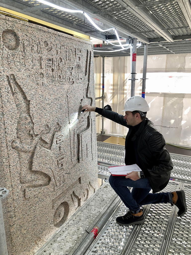 À la faveur de la restauration du monument, Jean-Guillaume Olette-Pelletier a pu observer de près les hiéroglyphes gravés sur l’obélisque, ce qui n’avait pas été possible depuis son installation place de la Concorde, en 1836. 