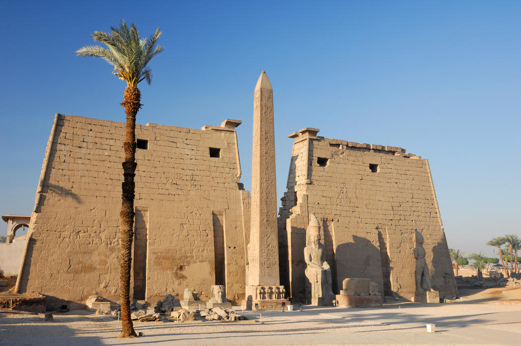 Le temple de Louxor, d’où provient l’obélisque offert à la France par l’Égypte, et où se trouve toujours son jumeau.