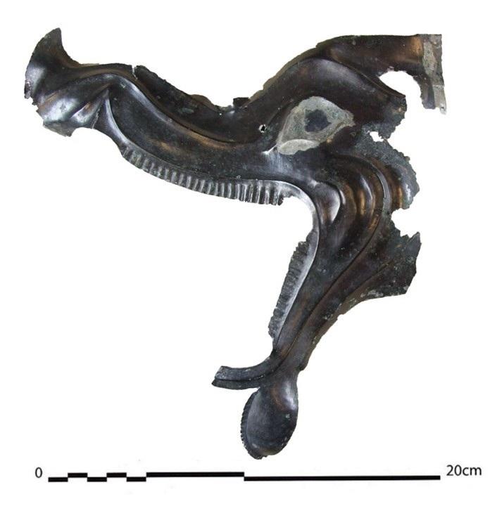 Pavillon gauche d’un carnyx à tête de sanglier réalisé dans une tôle de bronze. Musée de Montbéliard, inv. 1882-1-5. 