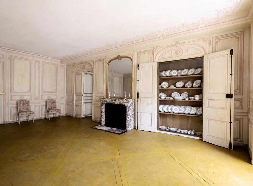 La salle des Buffets de l'appartement de Madame Du Barry. Versailles, musée national des châteaux de Versailles et de Trianon.