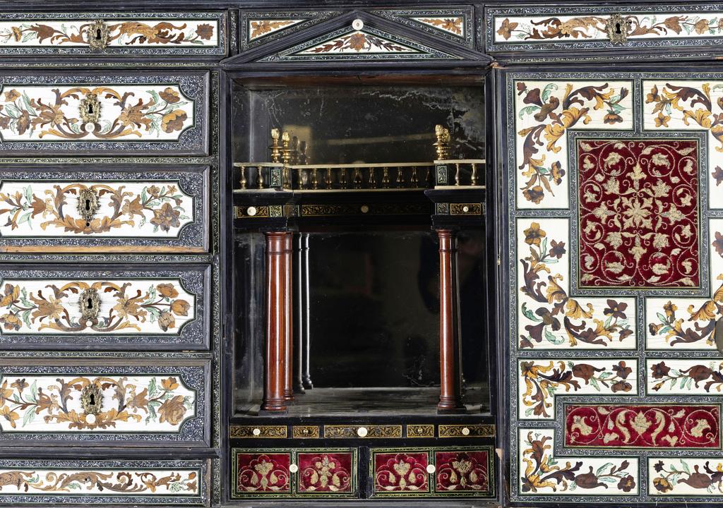 Pierre Gole (vers 1620-1685), cabinet (détail), Paris, vers 1665. Chêne, ébène, ivoire teinté et au naturel, palissandre, cèdre, nacre, vernis noir et doré, velours brodé, bronze doré et ciselé, noyer au naturel et patiné, 181,5 x 126 x 44 cm. Vente Rennes, Rennes Enchères, 17 février 2025. Expert : Bertrand Berthelot. Estimé : 30 000/40 000 €. Adjugé : 175 000 € (frais inclus).