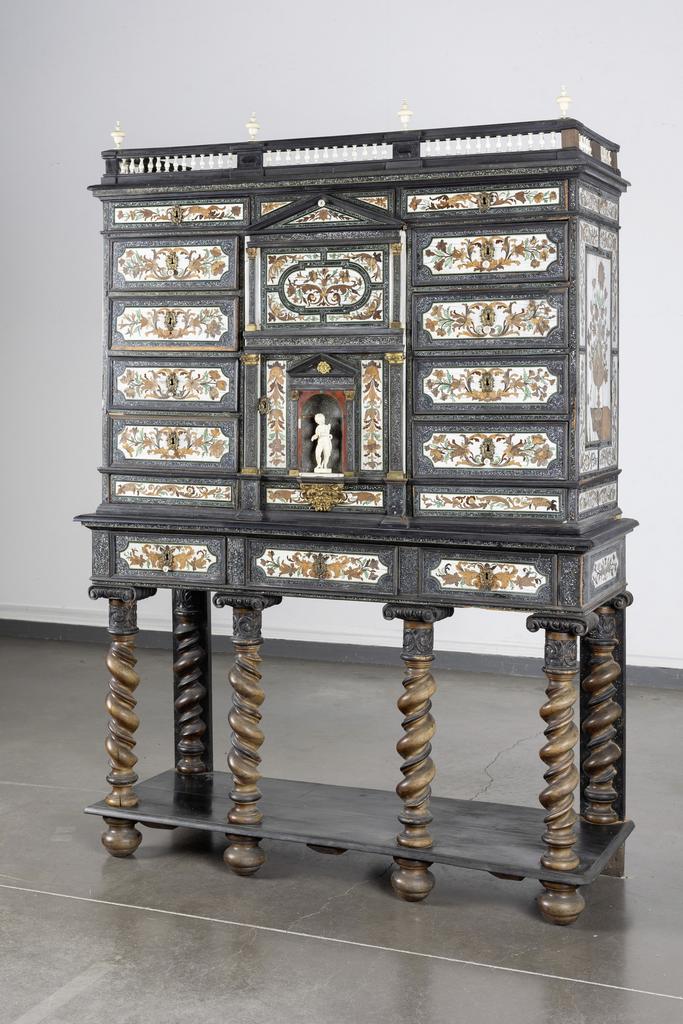 Pierre Gole (vers 1620-1685), cabinet, Paris, vers 1665. Chêne, ébène, ivoire teinté et au naturel, palissandre, cèdre, nacre, vernis noir et doré, velours brodé, bronze doré et ciselé, noyer au naturel et patiné, 181,5 x 126 x 44 cm. Statuette ancienne et piètement rapportés. Vente Rennes, Rennes Enchères, 17 février 2025.