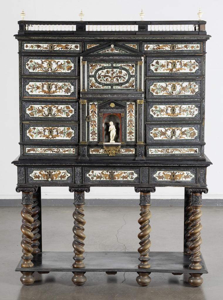 Pierre Gole (vers 1620-1685), cabinet, Paris, vers 1665. Chêne, ébène, ivoire teinté et au naturel, palissandre, cèdre, nacre, vernis noir et doré, velours brodé, bronze doré et ciselé, noyer au naturel et patiné, 181,5 x 126 x 44 cm. Statuette ancienne et piètement rapportés. Vente Rennes, Rennes Enchères, 17 février 2025.