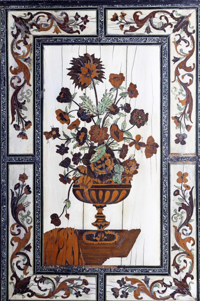 Pierre Gole (vers 1620-1685), cabinet (détail), Paris, vers 1665. Chêne, ébène, ivoire teinté et au naturel, palissandre, cèdre, nacre, vernis noir et doré, velours brodé, bronze doré et ciselé, noyer au naturel et patiné, 181,5 x 126 x 44 cm. Vente Rennes, Rennes Enchères, 17 février 2025.