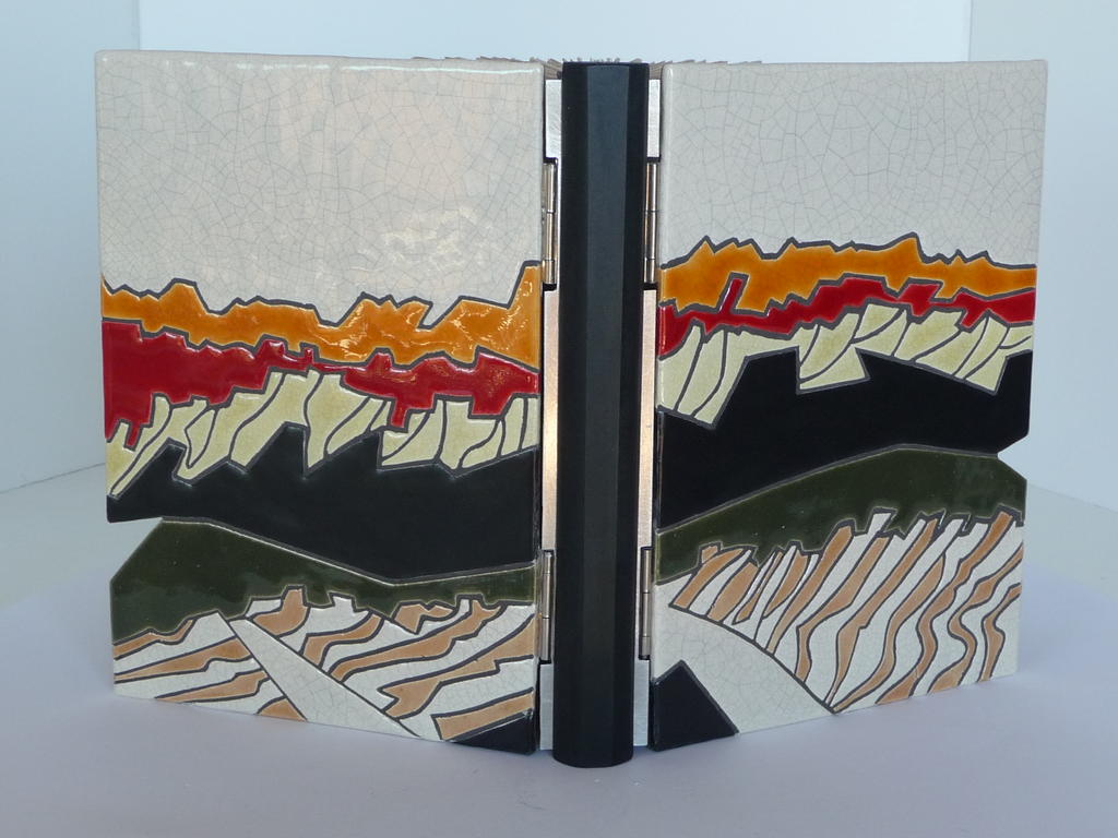 Jean Giono, Colline, ill. 16 eaux-fortes et 2 dessins originaux d’André Jacquemin, édition Henri Lefèbvre, 1946, ex. HC-XLV sur vélin de Lana, envoi de l’artiste. Reliure de Claude Debras, 153 x 220 cm, montage sur onglets, plats en céramique par l’atelier La Mine d’Art, Marseillan, dos bois ciré. 