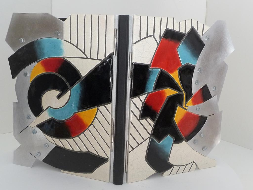 Marijo Roy, Histoire de Neema, 4 peintures originales de Jean-Gilles Badaire, édition Fata Morgana, 1999, ex. n° 14/24 sur Arches. Reliure de Claude Debras, 230 x 295 cm, montage sur onglets, plats en céramique par l’atelier La Mine d’Art (Marseillan), intégration d’éléments en feuille d’aluminium, gardes Plexiglass, dos bois ciré.