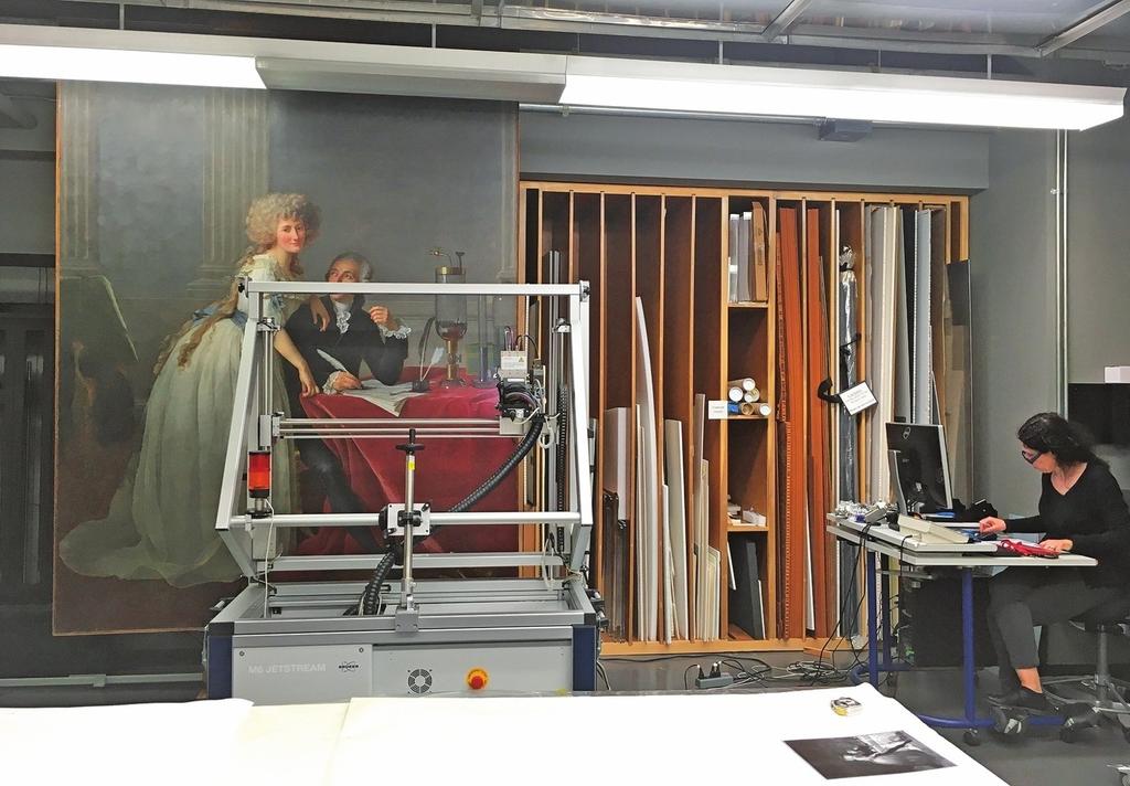 Silvia Centeno réalisant des cartes de fluorescence aux rayons X du portrait.