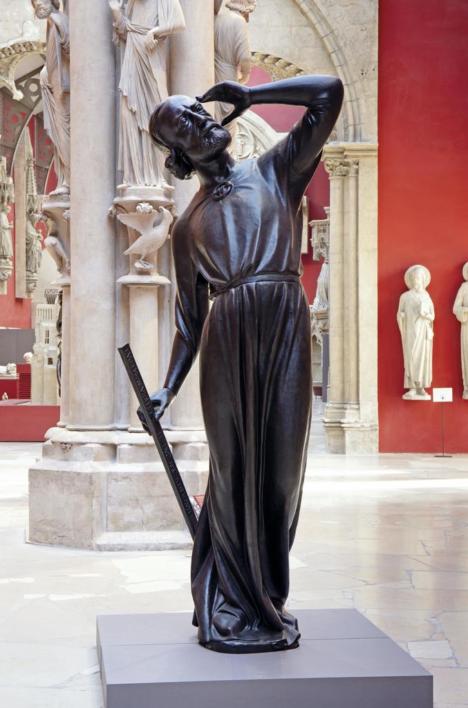 Entreprise Monduit, d’après un modèle d’Adolphe Victor Geoffroy-Dechaume, Saint Thomas sous les traits d’Eugène Viollet-le-Duc, base de la flèche de Notre-Dame, 1859. Cuivre, H. 350 cm. DRAC Île-de-France. Vue de l’exposition « Notre-Dame de Paris. Des bâtisseurs aux restaurateurs » à la Cité de l’architecture et du patrimoine, qui s’est terminée en septembre 2024.