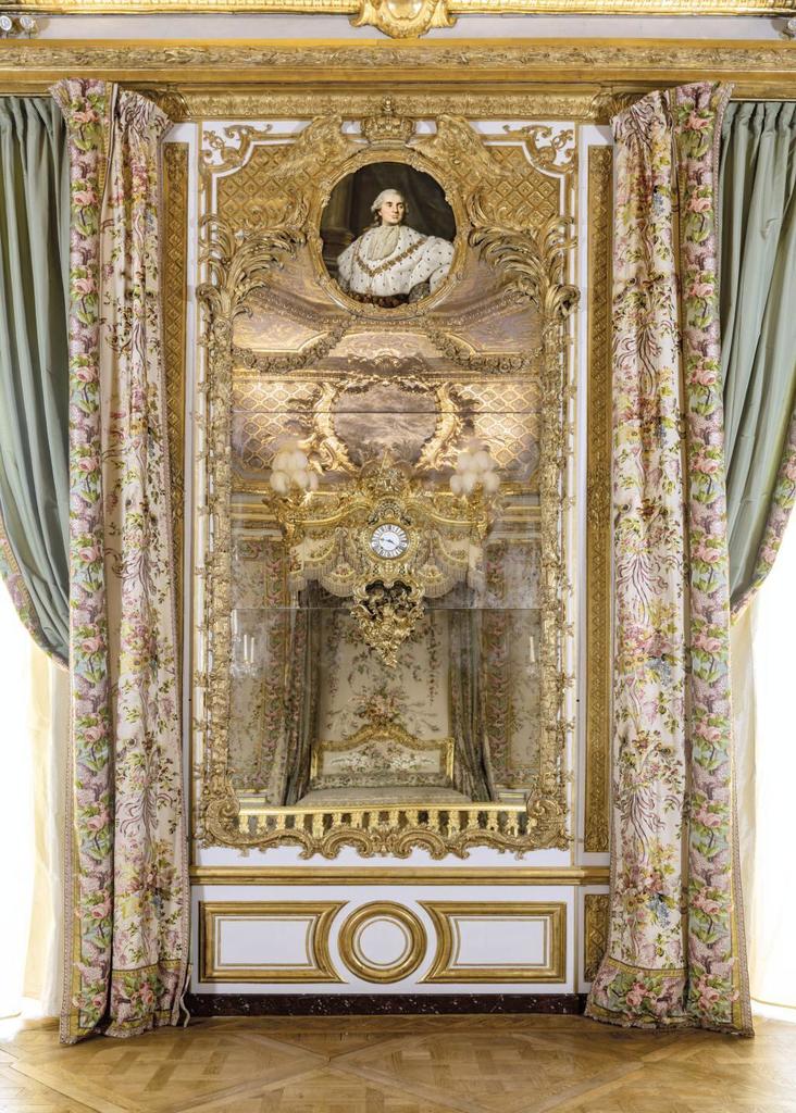 Un trumeau de la chambre de la Reine à Versailles.