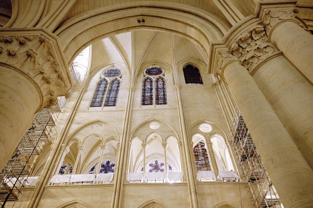 Dans le vaisseau central, les tribunes constituent le premier étage, surmontées par les fenêtres hautes à deux lancettes. Cliché après restauration. 