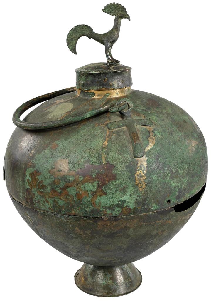 Vase en bronze au coq, XIXe siècle. Saint-Germain-en-Laye, musée d'Archéologie nationale.