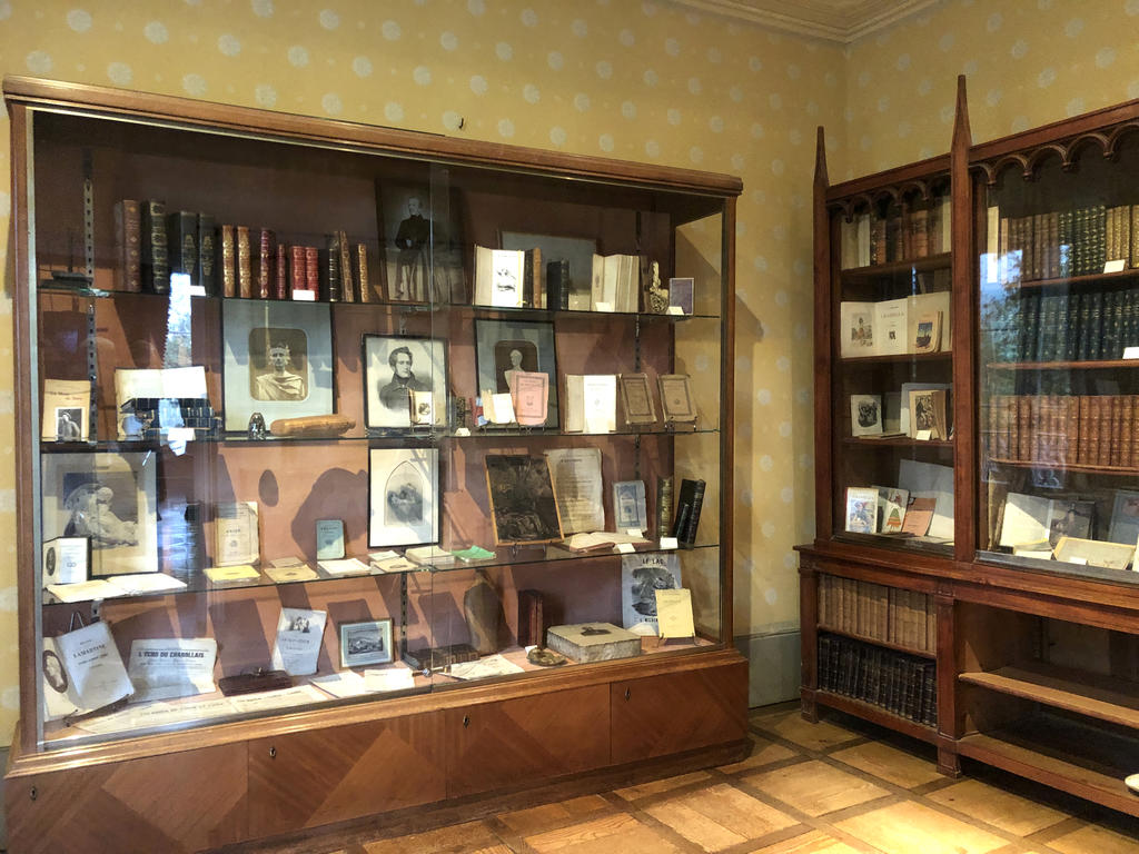 À l’étage, vitrine consacrée à l’œuvre littéraire de Lamartine.