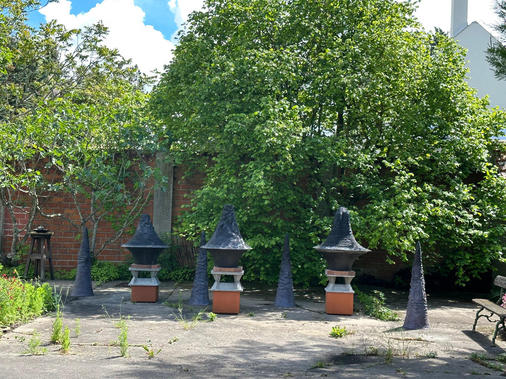 Jean Anguera (né en 1953), Trois collines du regard, 2004, installation, résine polyester et matériaux divers, H. 170 x L 300 x pr. 150.