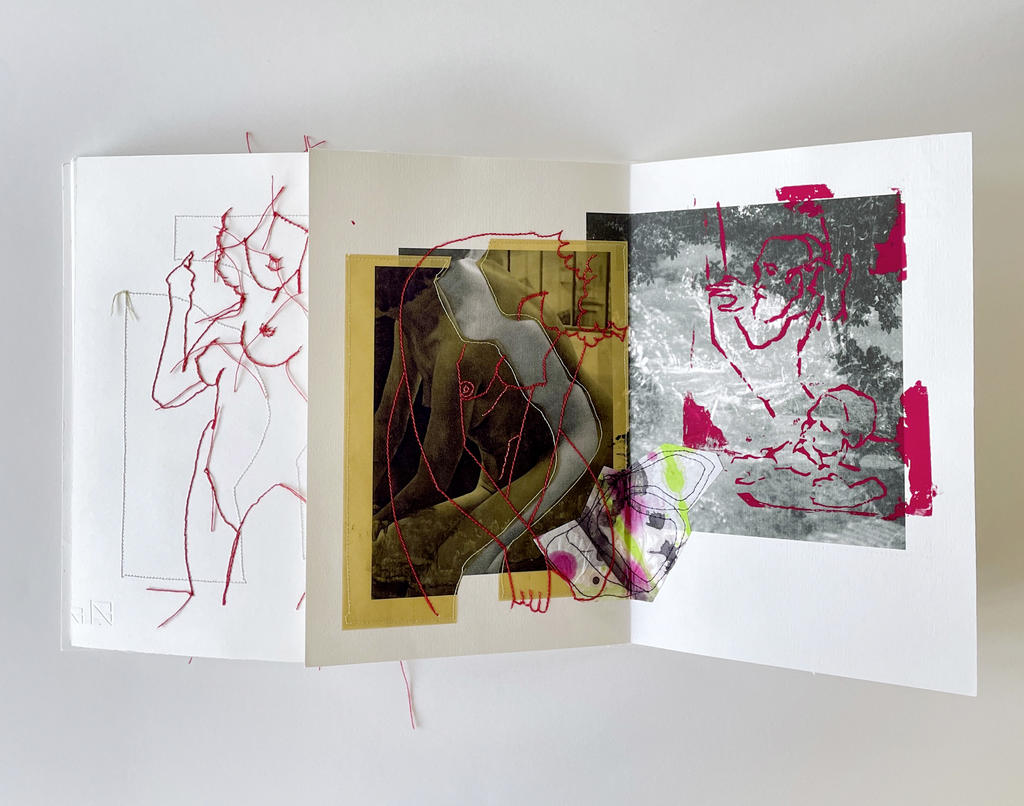 Suzannes aux bains, feuillet ouvert, interventions plastiques de Rafaële Ide.