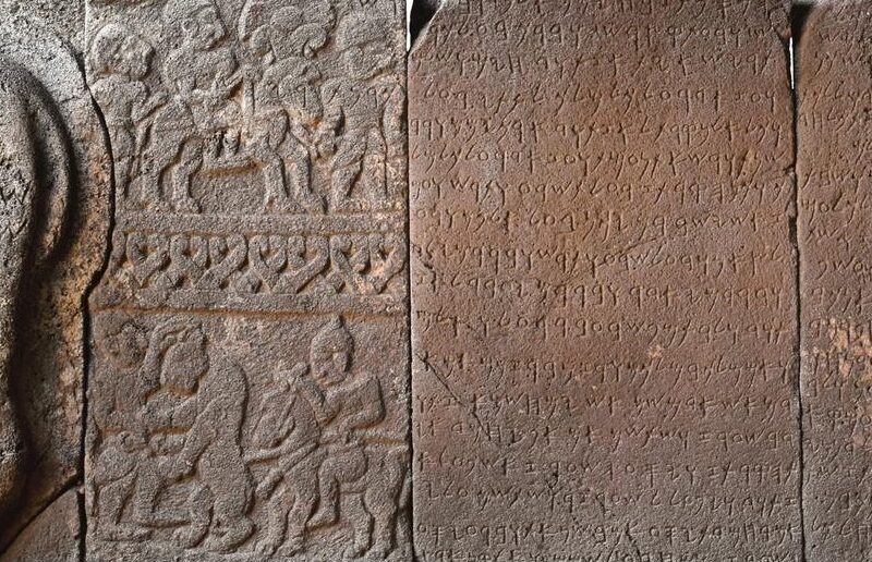 Inscription phénicienne de Karatepe. Fouilles de la forteresse hittite d’Azatiwataya et reliefs de la porte nord représentant une chasse à l’ours et une inscription. VIIIe siècle avant notre ère. Sud-est de l’Anatolie, Turquie.