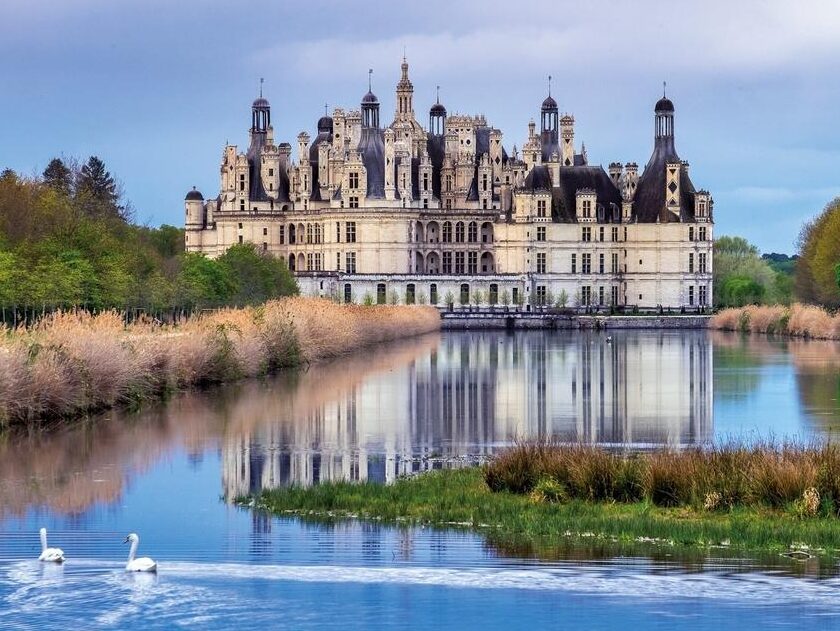Le château de Chambord bordé par le canal créé après avoir détourné le cours du Cosson.