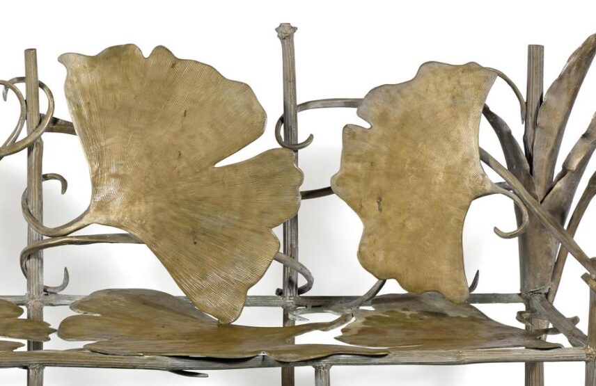 Claude Lalanne (1925-2019), Paris, 2003. Banquette « Les Berces adossées » en bronze doré patiné (détail), 106 x 250 x 72 cm. Monogrammée en creux « CL », numérotée 1/1B et datée 2003 dans le décor. Vente Paris Drouot, Rémy Le Fur & Associés, 11 avril 2025. Estimé : 600 000/800 000 € Adjugé : 1 333 500 € (frais inclus)