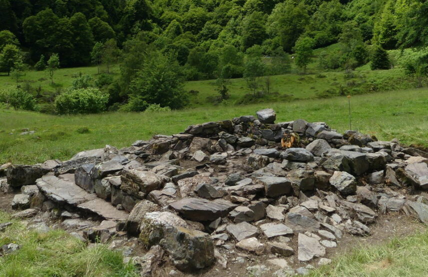 Cabane en cours de fouille sur le site du Hourc.