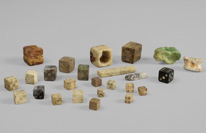 Ensemble d’osselets et de dés en os, bronze et ambre. Provenances diverses.