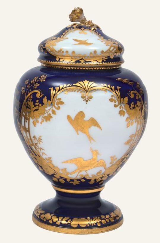 Vincennes, vers 1752-1753. Porcelaine tendre, or et lapis, H. 19 cm. Marquée LL entrelacés. Estimé : 10 000/15 000 € Adjugé : 12 850 € (frais inclus)