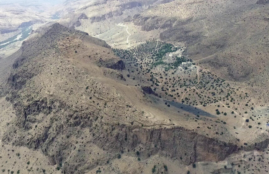 Vue aérienne de la montagne d’Igiliz depuis l’est.