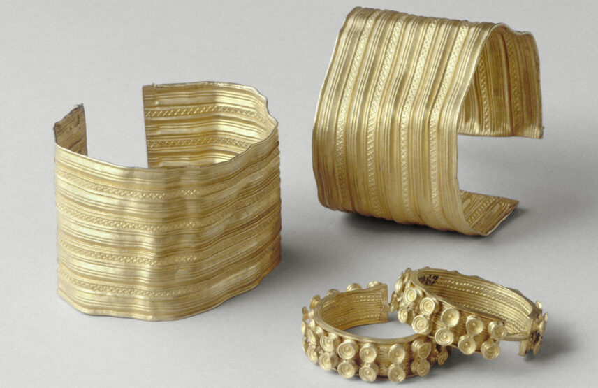 Ces paires de bracelets et de boucles d’oreilles en or proviennent de la tombe à char du tumulus de la Butte à Sainte-Colombe-sur-Seine (Côte-d’Or). VIe siècle avant notre ère. Saint-Germain-en-Laye, musée d’Archéologie nationale – Domaine national de Saint-Germain-en-Laye.