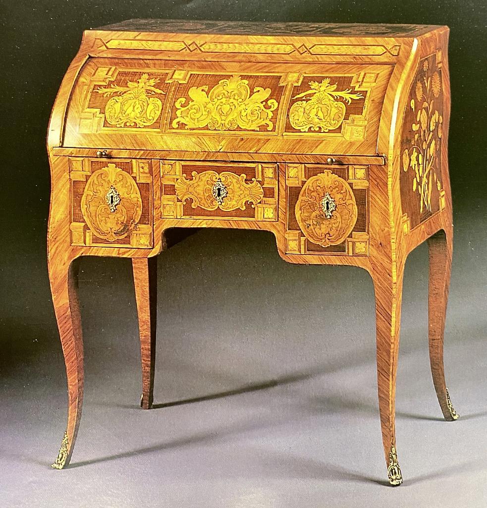 Pierre Macret, bureau à cylindrede la dauphine Marie-Antoinetteà Fontainebleau, vers 1770-1774. Collection privée. 