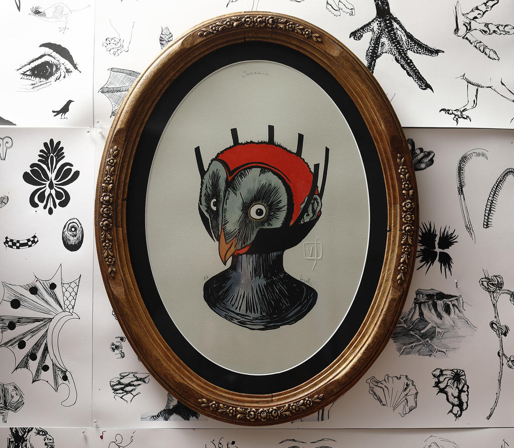 Violaine Fayolle, Sarrasine, série « Galerie des ancêtres », 2021, xylogravure sur contreplaqué japonais, rehaut à l’aquarelle, 23 x 16 cm (matrice), 45 x 35 cm (cadre en bois). Au mur : dessins naturalistes.